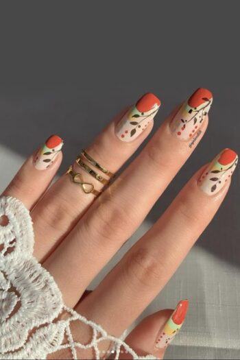 Flash Tattoos Dal Tırnak Dövmesi