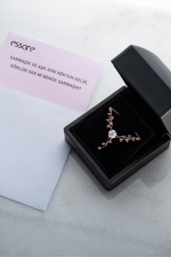 ESSARE 925 Ayar Gümüş Işıklı Kutuda Manolya Çiçeği Sarmaşık Model Kolye