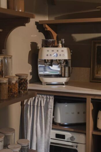 Smeg 50's Style Retro Öğütücülü Espresso Makinesi Krem