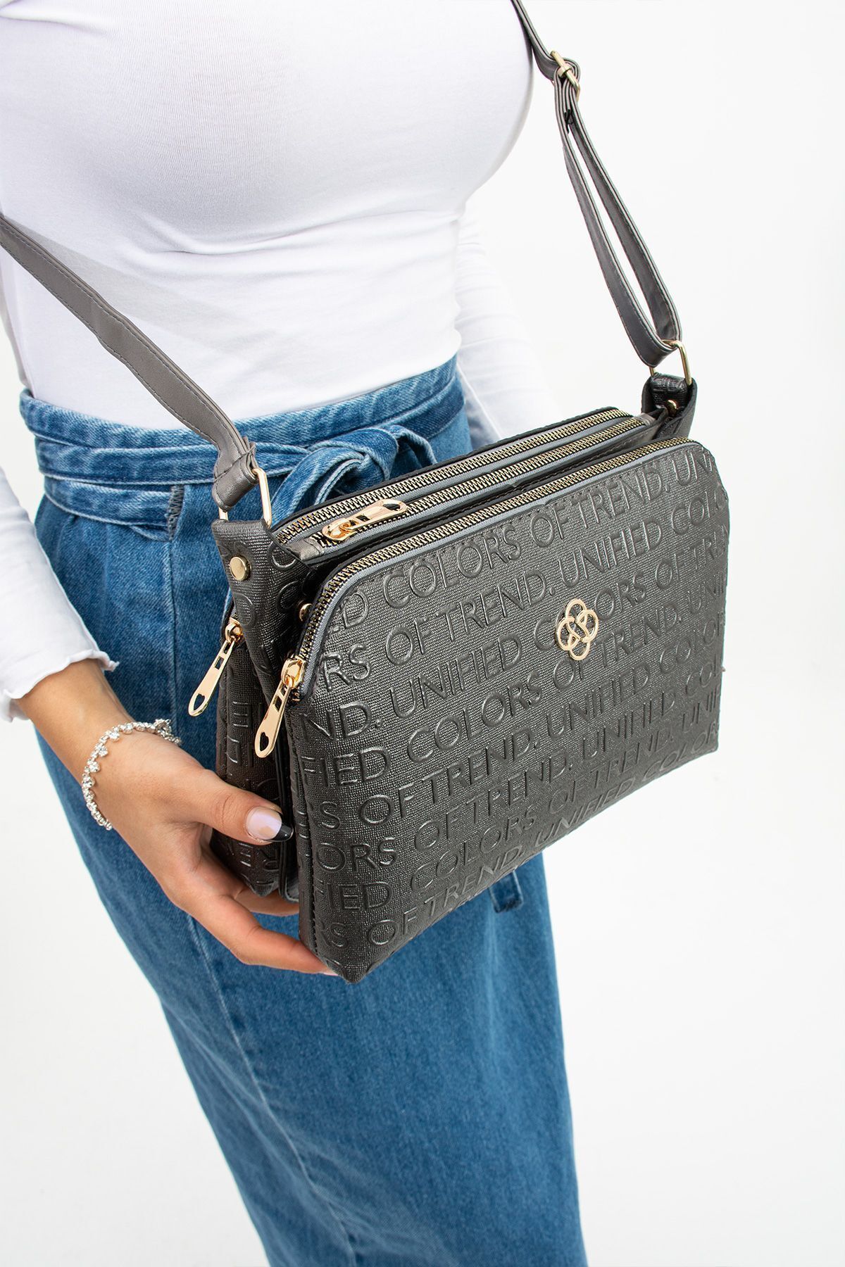 mugalas Gri Yazı Baskılı Üç Bölmeli Su Itici Omuz Çapraz Askılı Kaliteli Çanta