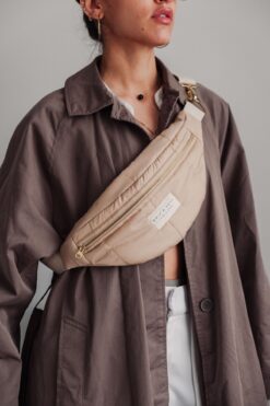 WOLF & ROCK Wolf&Rock Gold Detaylı Krem Kapitone Kumaş Bel ve Omuz Çantası