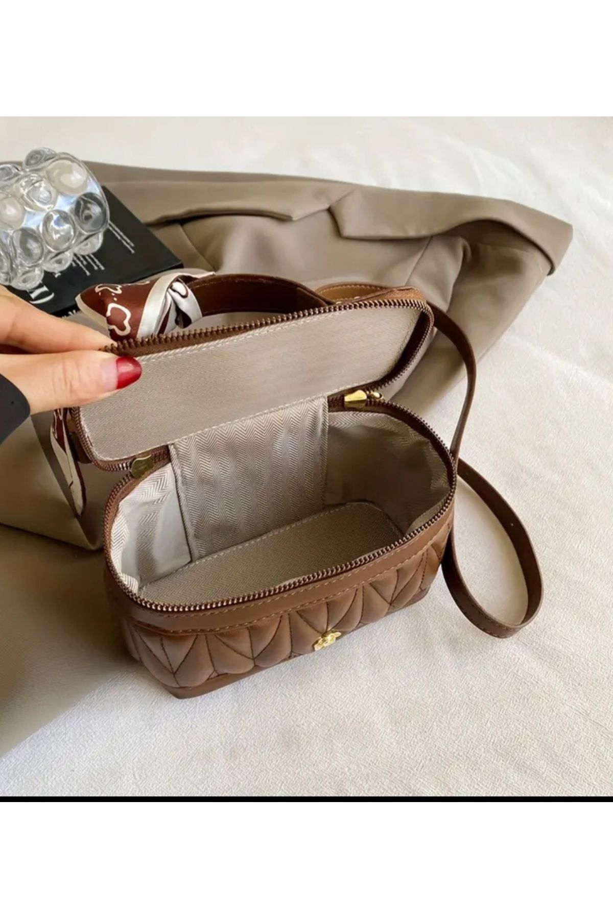 ARONA TRENDY KAPİTONE KUTU ÇANTA - Görsel 2