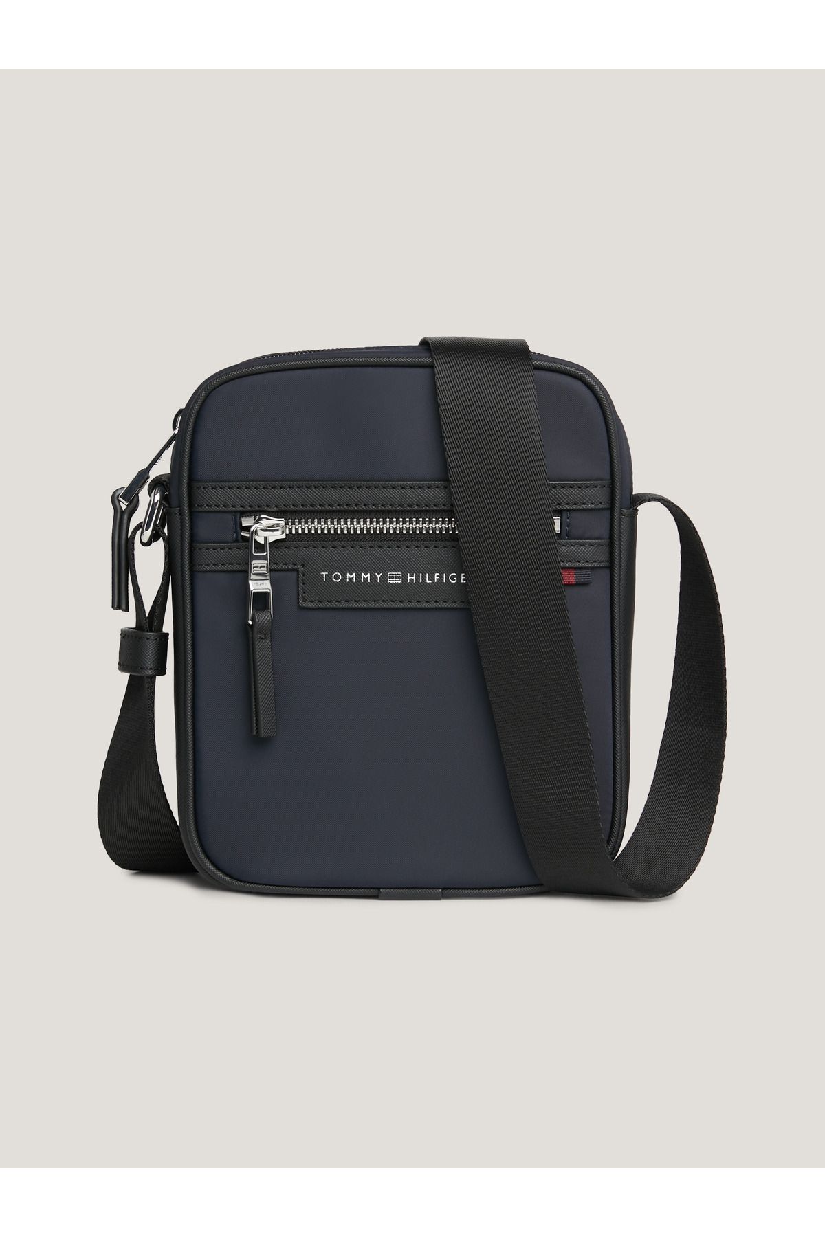 Tommy Hilfiger Erkek Marka Logolu Ayarlanabilir Omuz Askılı Şık Görünüşlü Gündelik Kullanıma Uygun Lacivert Omuz Ç