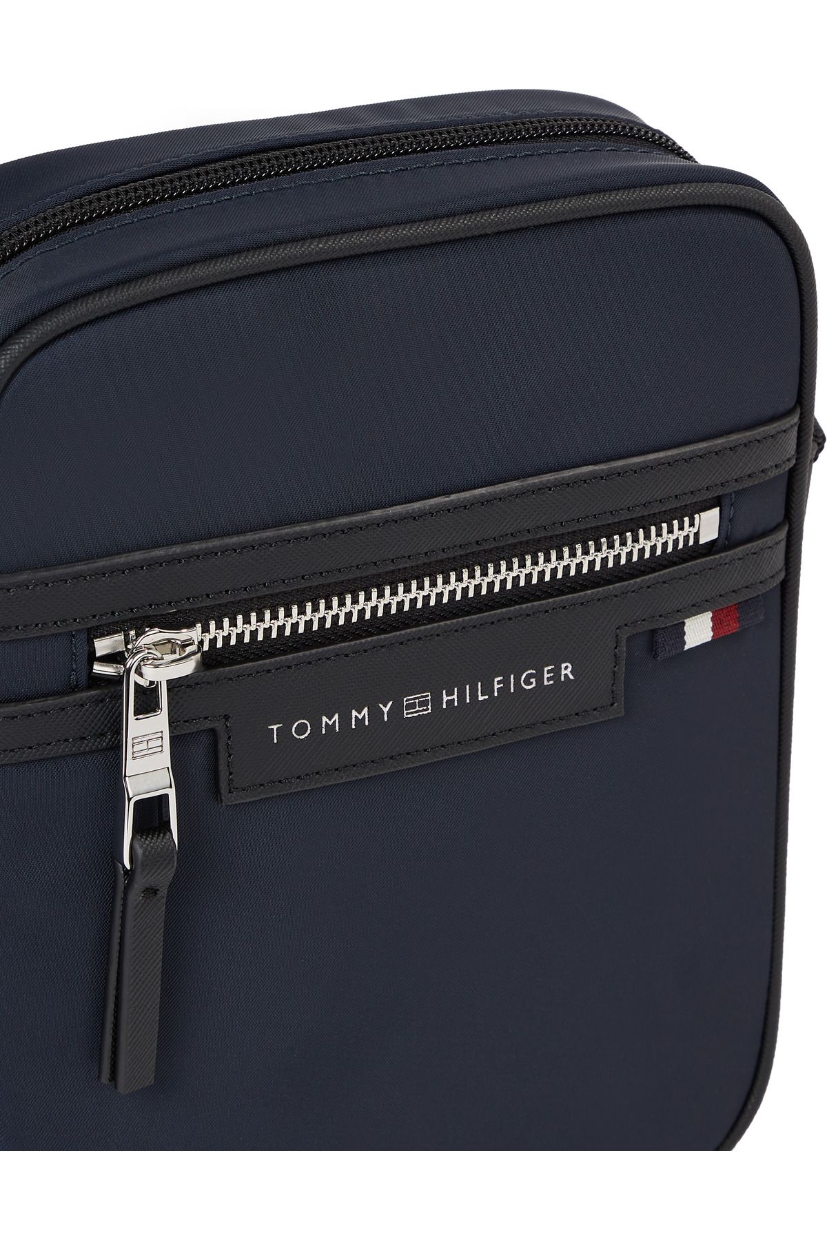 Tommy Hilfiger Erkek Marka Logolu Ayarlanabilir Omuz Askılı Şık Görünüşlü Gündelik Kullanıma Uygun Lacivert Omuz Ç - Görsel 3