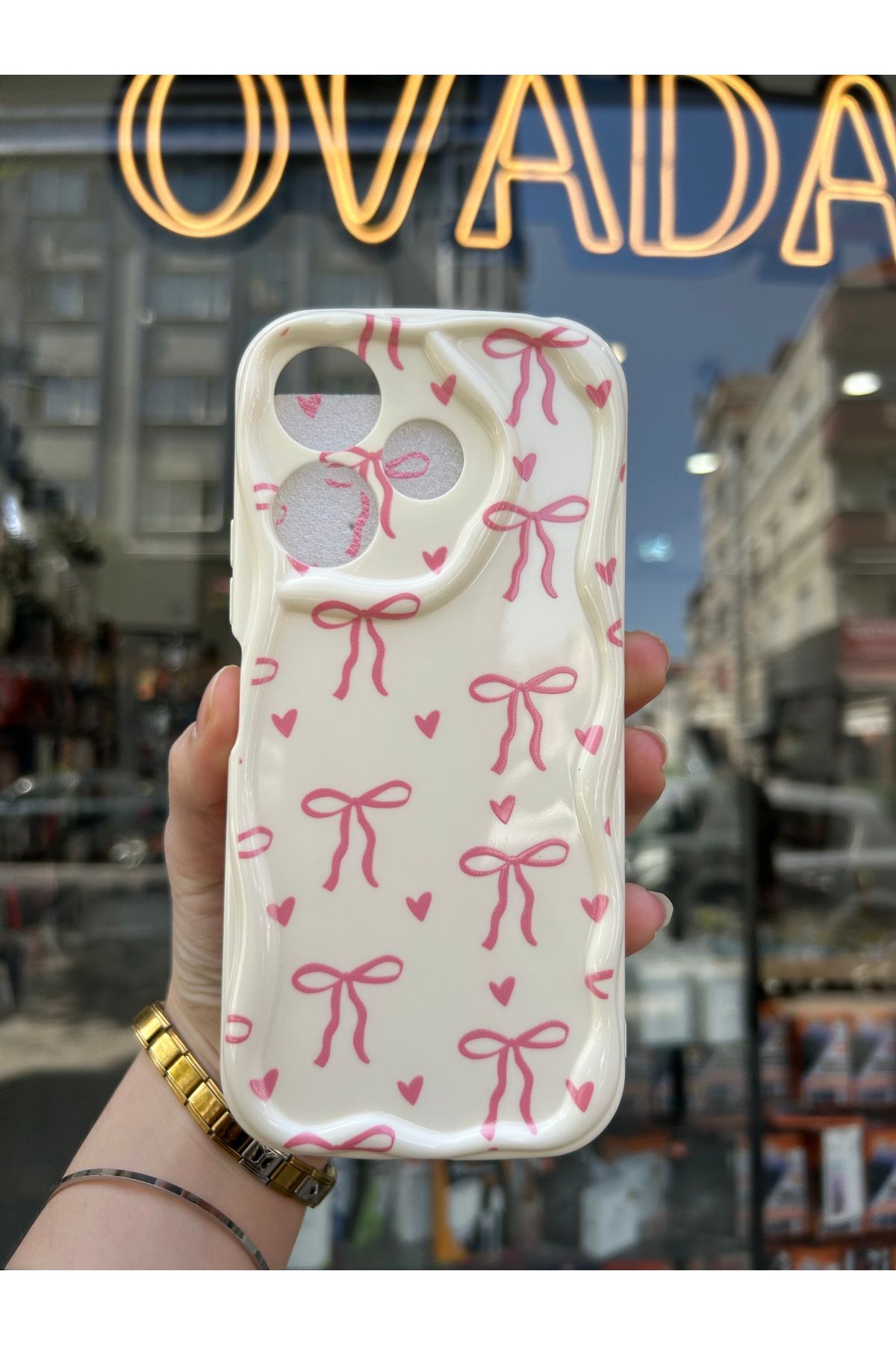 OVADA Realme C53/C51 Uyumlu Kurdele Ve Kalp Desenli 3D Dalga Kenarlı Kamera Korumalı Kılıf