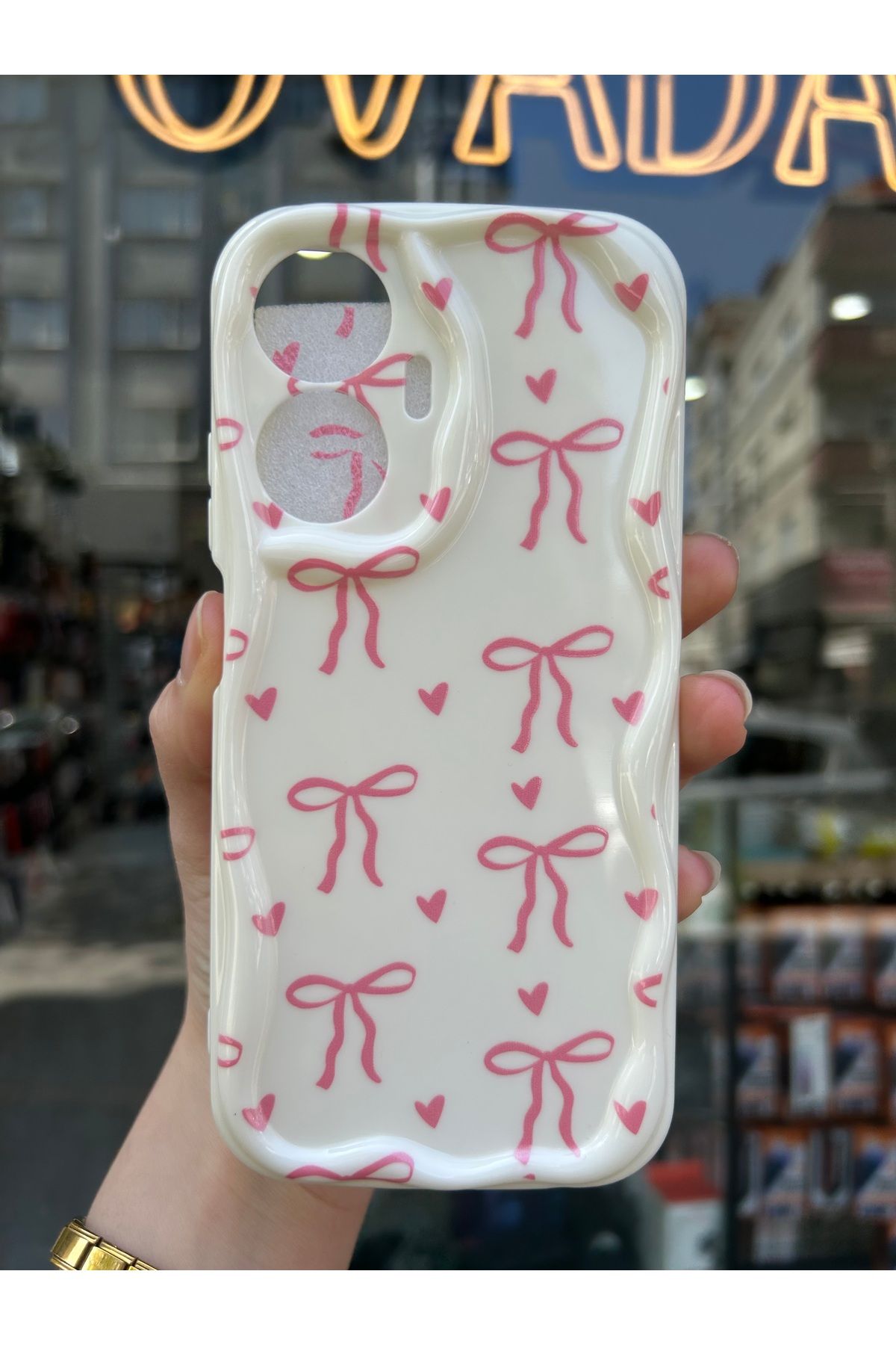 OVADA Realme C55 Uyumlu Kurdele Ve Kalp Desenli 3D Dalga Kenarlı Kamera Korumalı Kılıf