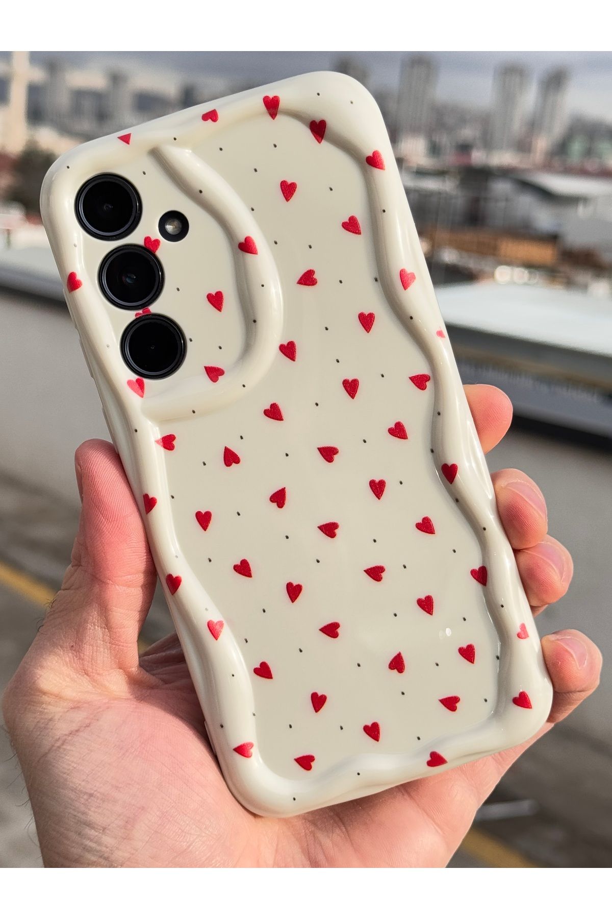 Fibaks Samsung Galaxy A55 Kılıf Kamera Korumalı Dalga Kenarlı Kırmızı Kalp Desenli Silikon Kapak - Görsel 4