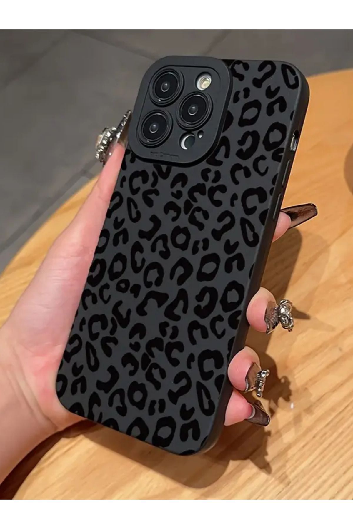 KVK PRİVACY İphone 15 Pro Uyumlu Kılıf Mat Siyah Leopar Desenli Yumuşak Kamera Korumalı Kapak - Görsel 2