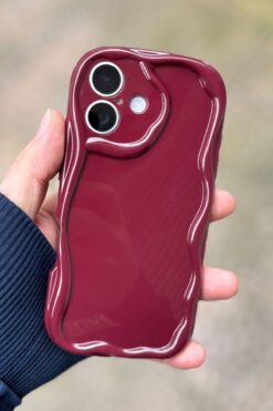 KVK PRİVACY İphone 16 Uyumlu Kılıf Dalgalı Kenarlı Şık Darbelere Karşı Dayanıklı Yumuşak Silikon Kapak Bordo