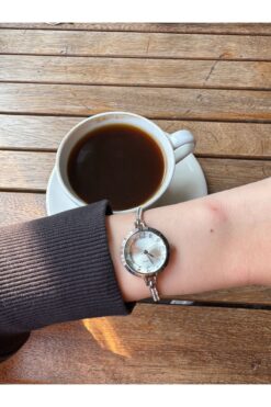 Melinora Pamira Crystal Taşlı İnce Zincir Kordon Yuvarlak Kasa Kadın Kol Saati Gümüş (Kristal Beyaz Kadran)