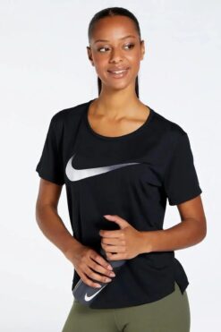 Nike Dri-Fit One Swoosh Graphic Running Standart Fit Kesim Siyah Kadın Tişört