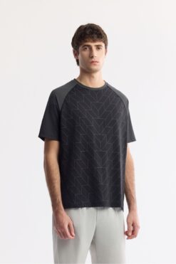 Avva Erkek Siyah Regular Fit Bisiklet Yaka Geometrik Desenli Bloklu Teknik Kumaş Detaylı T-shirt A51y1160