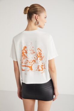GRIMELANGE Fına Kadın Sırt Baskı Detaylı Regular Fit Bisiklet Yakalı %100 Organik Pamuklu Ekru T-shirt