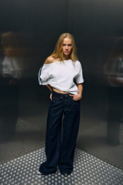 bases. Beyaz Omuzu Açık Şeritli Oversize T-Shirt