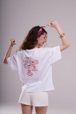 AFLOOW Kadın Beyaz Oversize Tişört - Chill Vibes Baskılı