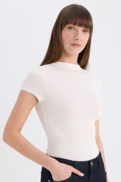 DeFacto Slim Fit Dar Kesim Yarım Balıkçı Yaka Soft Touch Kısa Kollu Tişört E5906ax25sp
