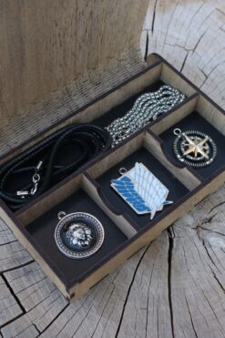 Dukkanka Kolye Seti Ahşap Özel Kutulu Aslan Madalyon, Anime Attack On Titan Ve Pusula Ip Ve Zincir