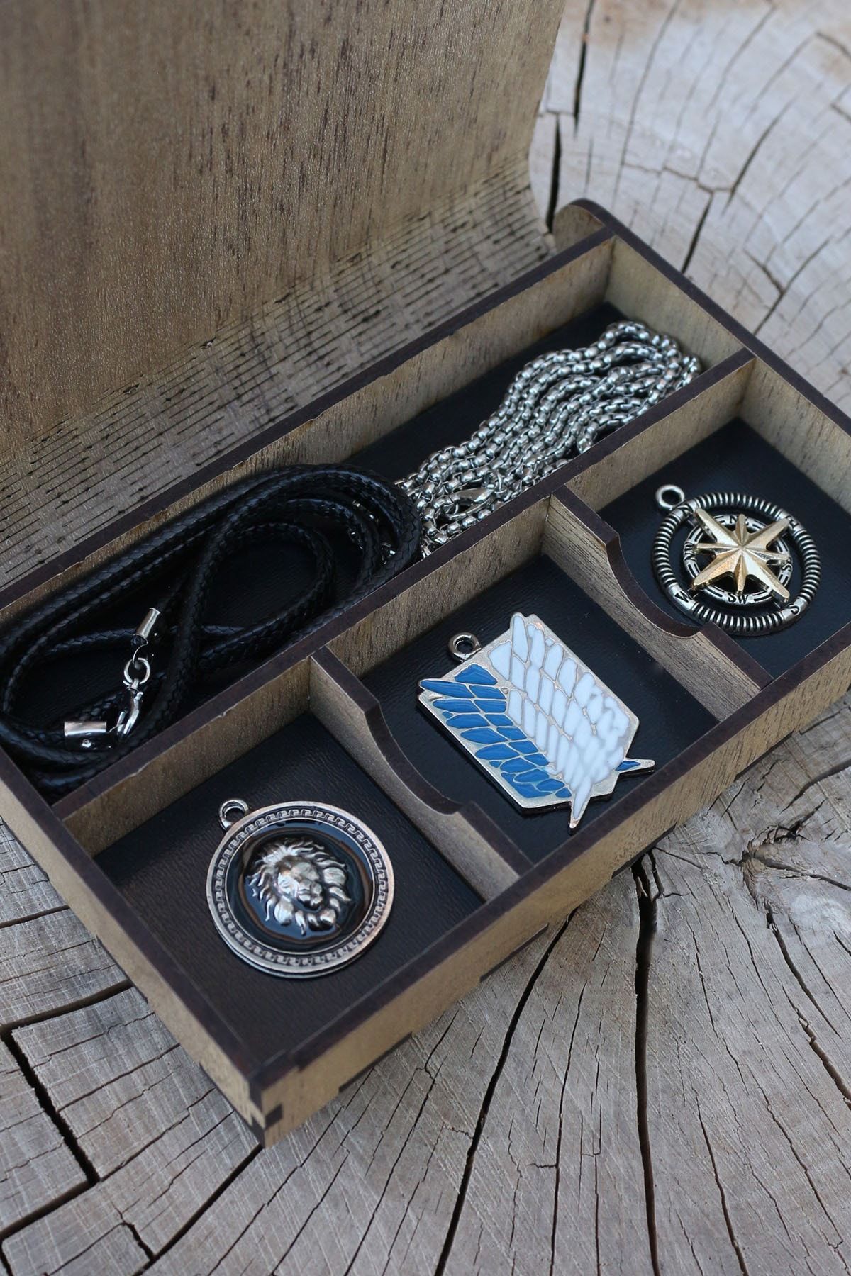 Dukkanka Kolye Seti Ahşap Özel Kutulu Aslan Madalyon, Anime Attack On Titan Ve Pusula Ip Ve Zincir
