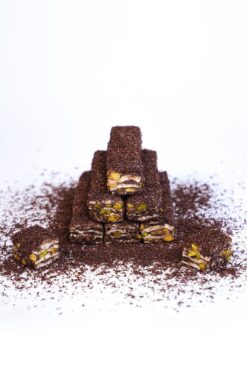 LOKUMCU MEHMET EFENDİ Tatlı bir hikaye Hindistan Cevizli Kakaolu Antep Fıstıklı Çikolatalı Baklava Lokum 500 Gr