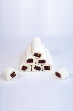 LOKUMCU MEHMET EFENDİ Tatlı bir hikaye Hindistan Cevizli Vanilyalı Narlı Antep Fıstıklı Sarma Lokum 500 Gr