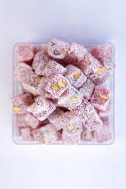 LOKUMCU MEHMET EFENDİ Tatlı bir hikaye Hindistan Cevizli Narlı Çifte Kavrulmuş Antep Fıstıklı Lokum 500 Gr