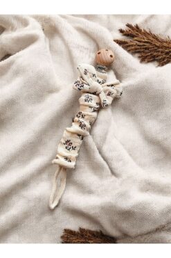 The Cloudish Shop Bebek Pamuk Müslin Fiyonklu emzik askısı ahşap kancalı - Krem Çiçekli