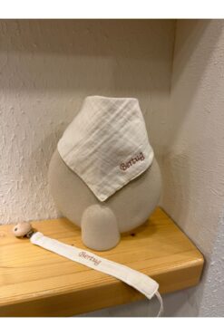 Zemze Baby İsimli Nakışlı Fular Emzik Zinciri 2’Li Set %100 Organik Müslin