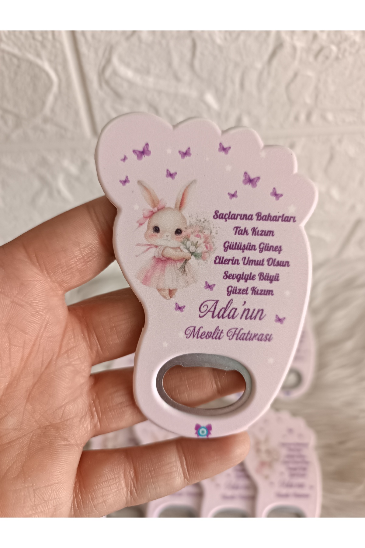 Doğrukan Hediyelik 25 adet elinde çiçek tutan tavşanlı ayak açacak magnet yenidoğan doğum günü mevlüt hediyelikleri