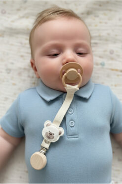 Bond and Bestie Bebek Emzik Askısı / Emzik Askılığı - Ayıcık Desenli, Krem Renk Sevimli Ayıcık ve Ahşap Klipsli