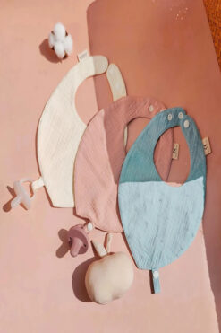 BEBİS %100 Pamuk 3'lü Müslin Bebek Mama Önlüğü Seti - Emzik Askılı | Bej, Pembe, Mavi