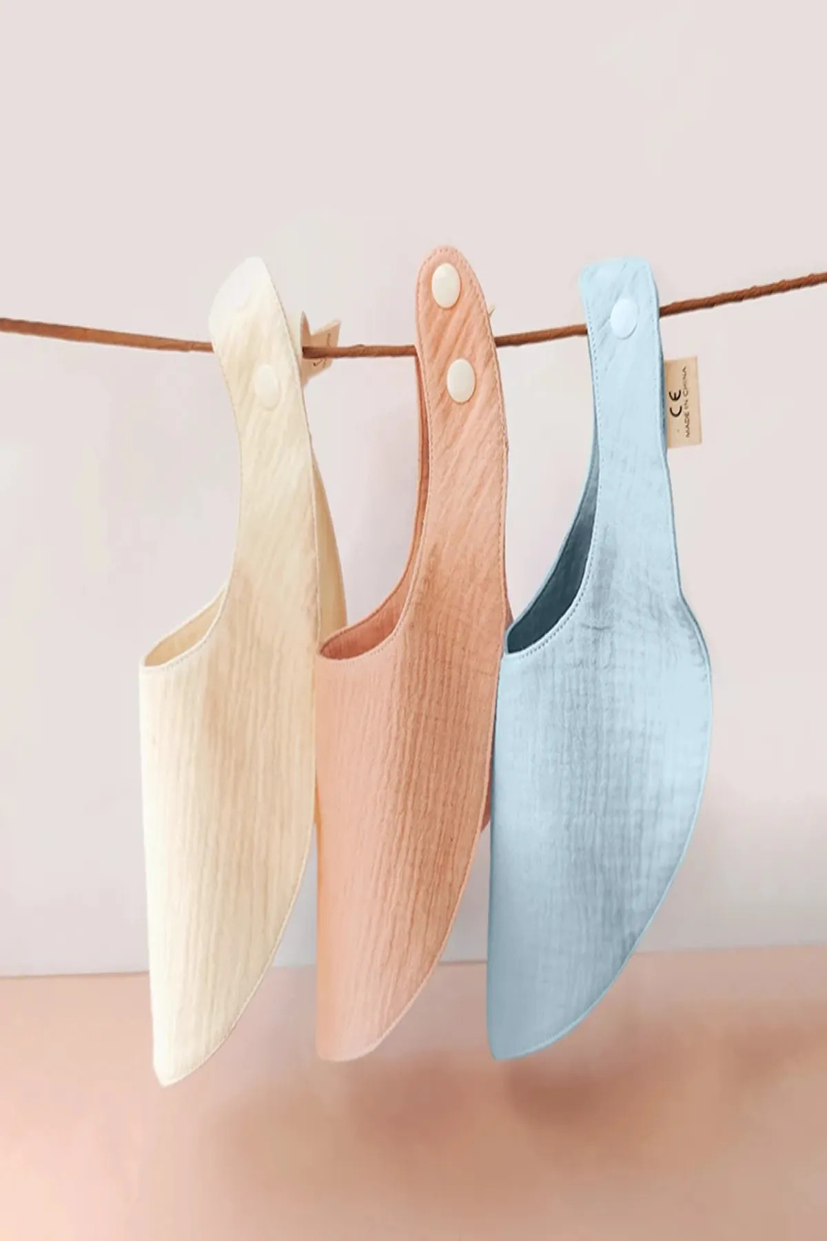 BEBİS %100 Pamuk 3'lü Müslin Bebek Mama Önlüğü Seti - Emzik Askılı | Bej, Pembe, Mavi - Görsel 2