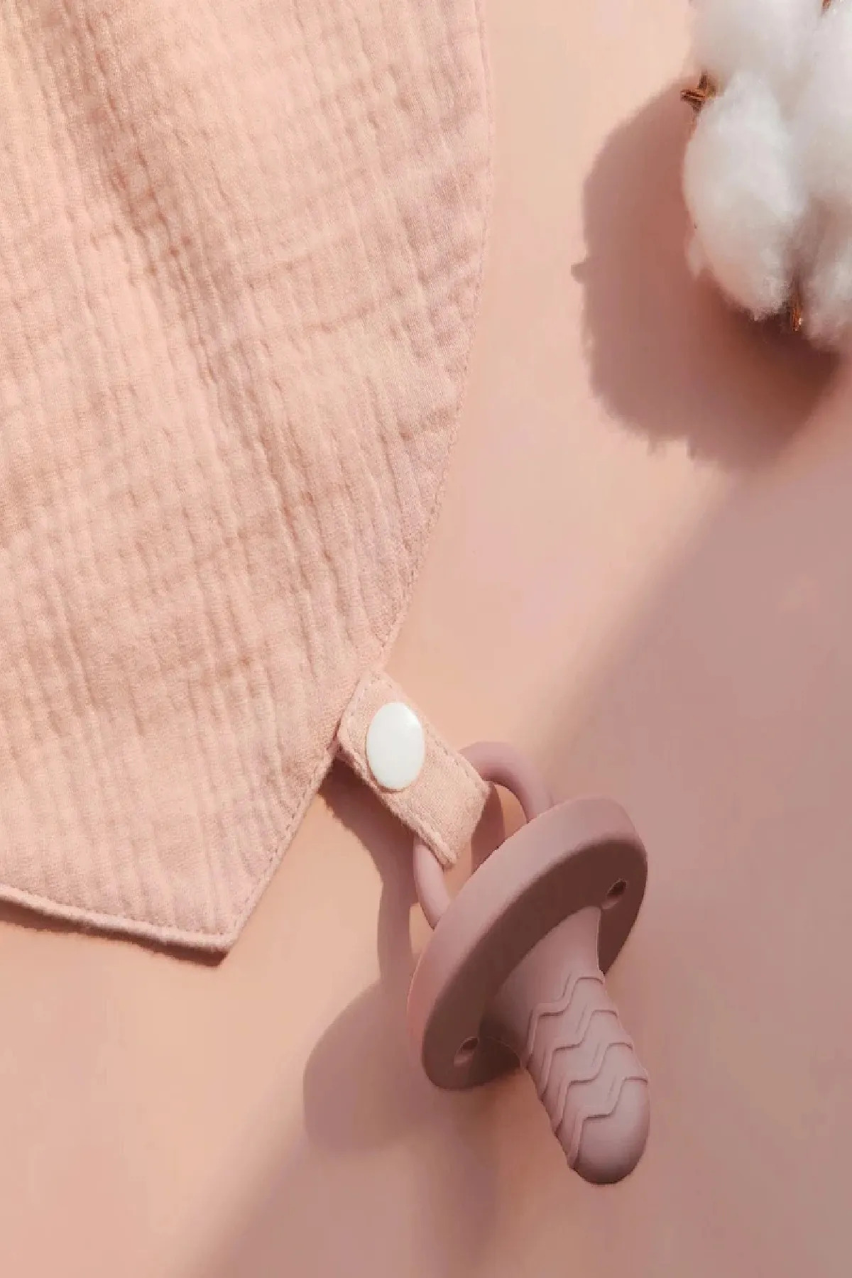 BEBİS %100 Pamuk 3'lü Müslin Bebek Mama Önlüğü Seti - Emzik Askılı | Bej, Pembe, Mavi - Görsel 3