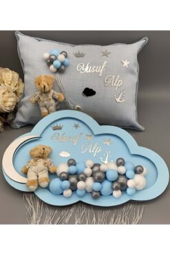 Organizasyon Pazarı Kişiye Özel İsim Yazılı Bulut Şekilli Mavi Renk Ahşap Kapı Süsü ve Baskılı Yastık Seti