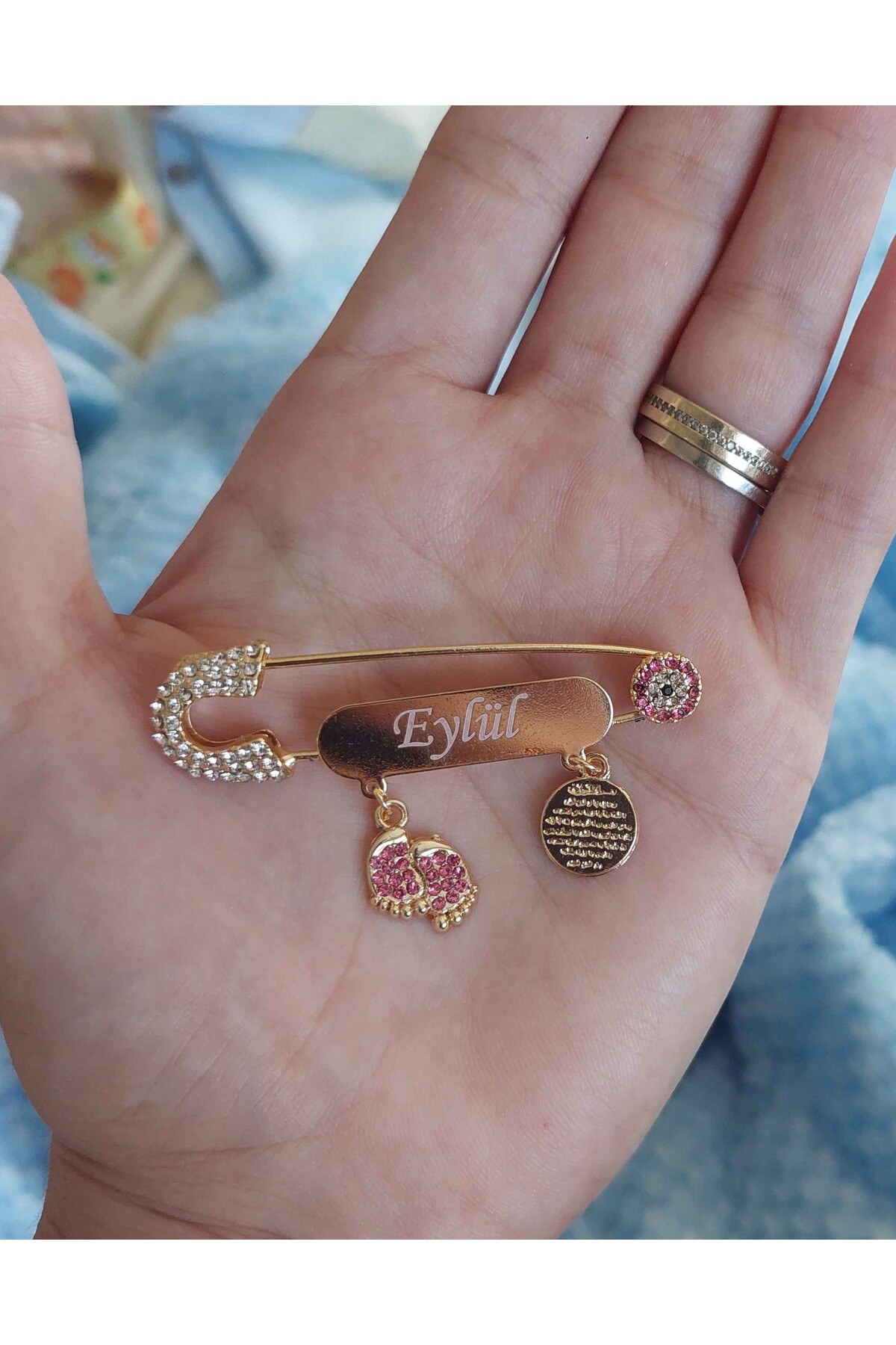 Serap Yılmaz Sahi Kaplama Isimli Pembe Taşlı Bebek Yaka Iğnesi 5 Cm - 0496
