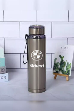 İŞTE BU 1 Litre Paslanmaz Çelik Araç Araba Logo Baskılı Termos | 12 Saat Sıcak Soğuk Tutma | Dayanıklı Yapı