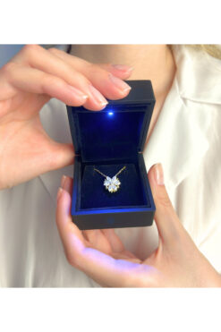 Şimal Silver 925 Ayar Gümüş Altın Kaplamalı Mıknatılı Beyaz Manolya Kolye