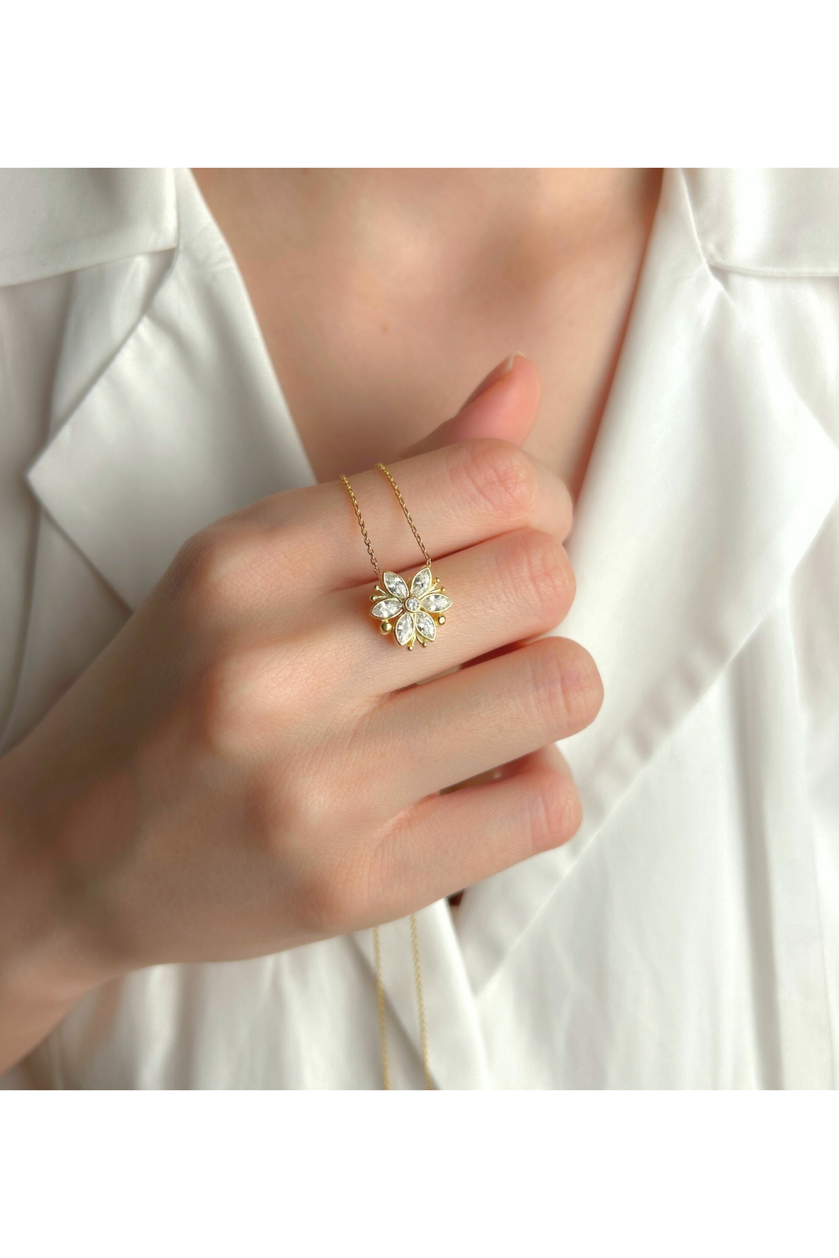 Şimal Silver 925 Ayar Gümüş Altın Kaplamalı Mıknatılı Beyaz Manolya Kolye - Görsel 2