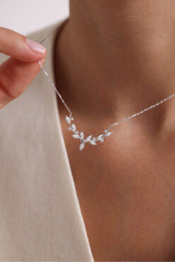 Nereze 925 Ayar Gümüş Rodyum Kaplama Mekik Taşlı Zarif Sarmaşık Kolye