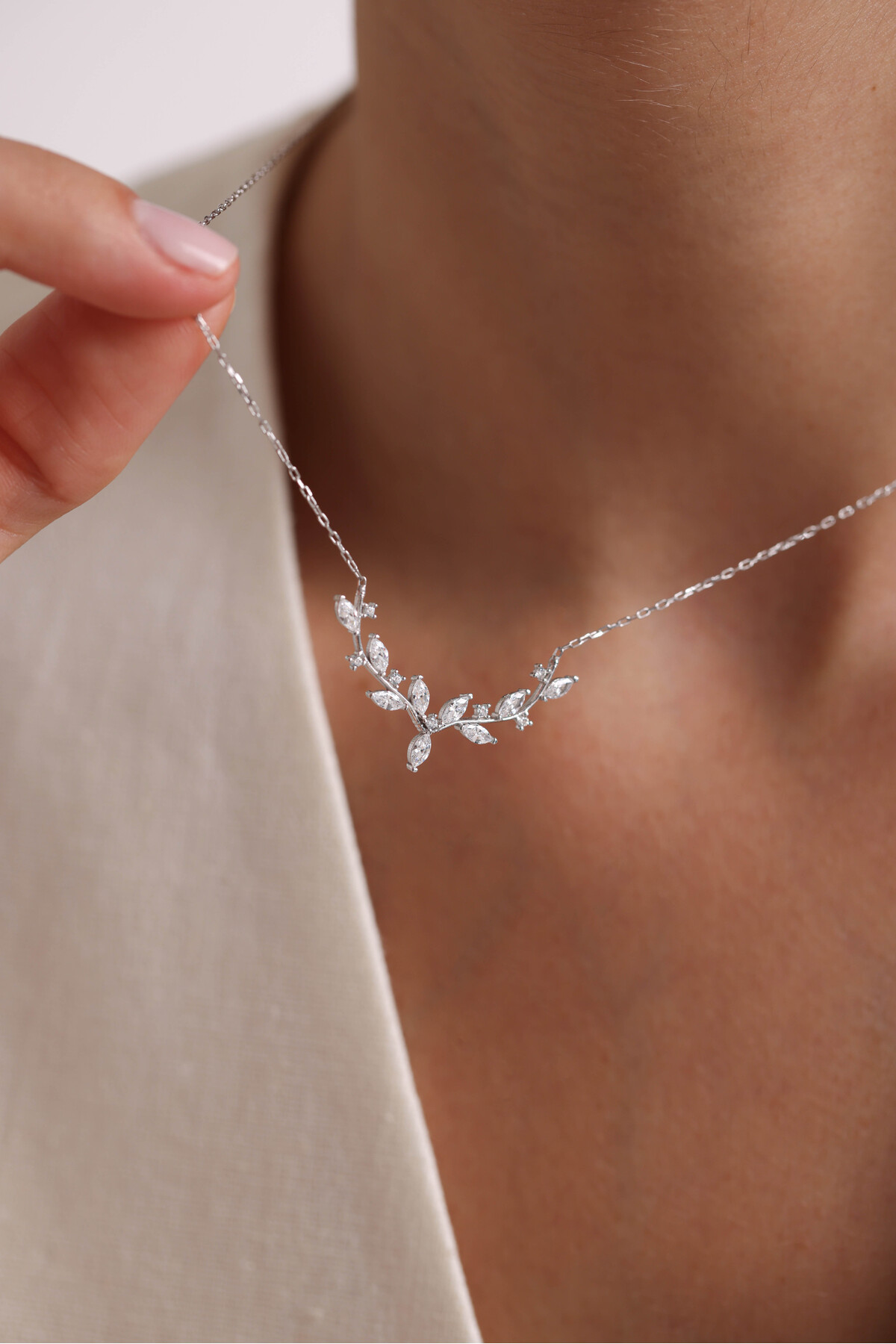 Nereze 925 Ayar Gümüş Rodyum Kaplama Mekik Taşlı Zarif Sarmaşık Kolye