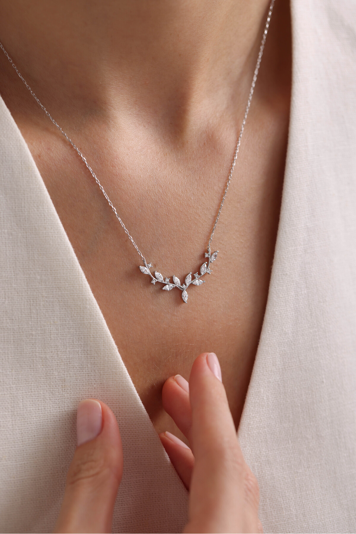 Nereze 925 Ayar Gümüş Rodyum Kaplama Mekik Taşlı Zarif Sarmaşık Kolye - Görsel 3