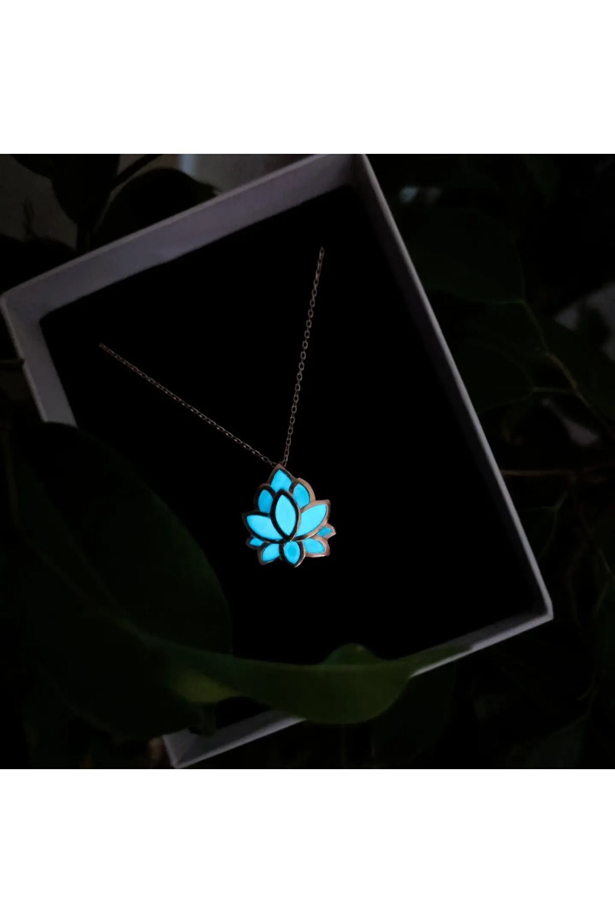 SOME SHINE Gece Parlayan Lotus Kolye Aşkın ve Umudun Sembolü