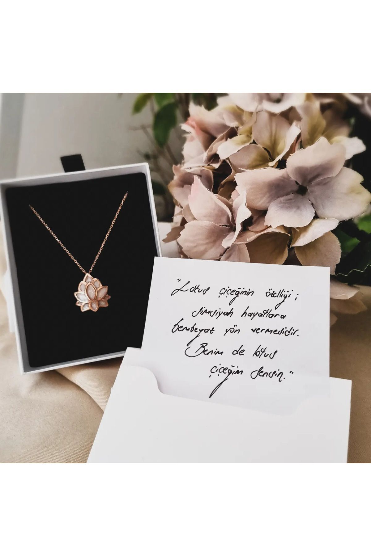 SOME SHINE Gece Parlayan Lotus Kolye Aşkın ve Umudun Sembolü - Görsel 2
