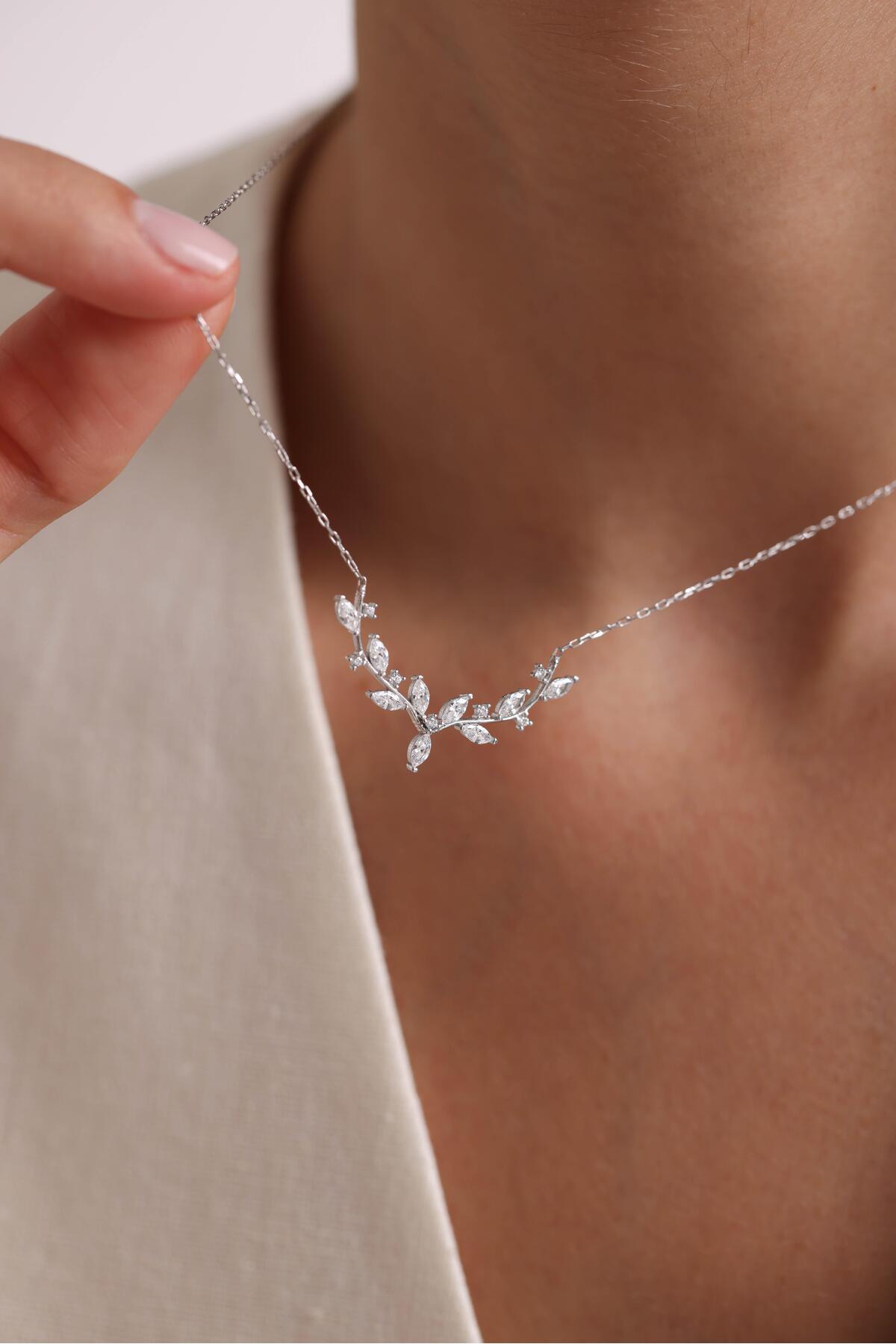 Nereze 925 Ayar Gümüş Işıklı Kutuda Rodyum Kaplama Mekik Taşlı Zarif Sarmaşık Kolye - Görsel 2