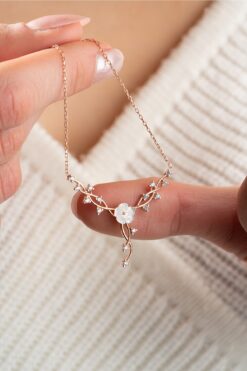 Nereze 925 Ayar Gümüş Manolya Çiçeği Sarmaşık Model Kolye