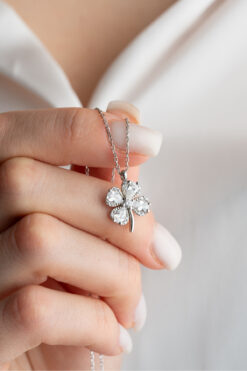 Nereze 925 Ayar Gümüş Rodyumlu Beyaz Taşlı Dört Yapraklı Şans Yonca Kolye