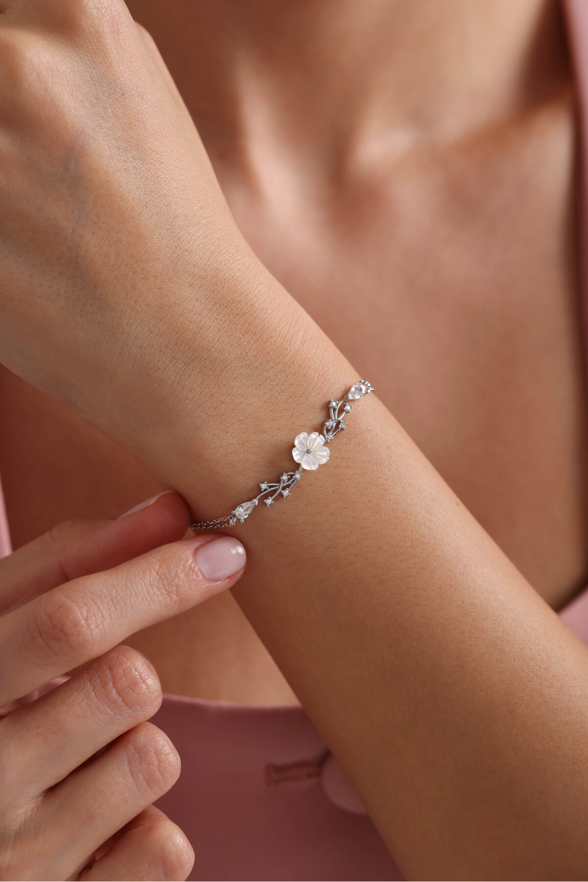 Nereze 925 Ayar Gümüş Rodyum Kaplama Bahar Işıltılı Manolya Çiçeği Bileklik