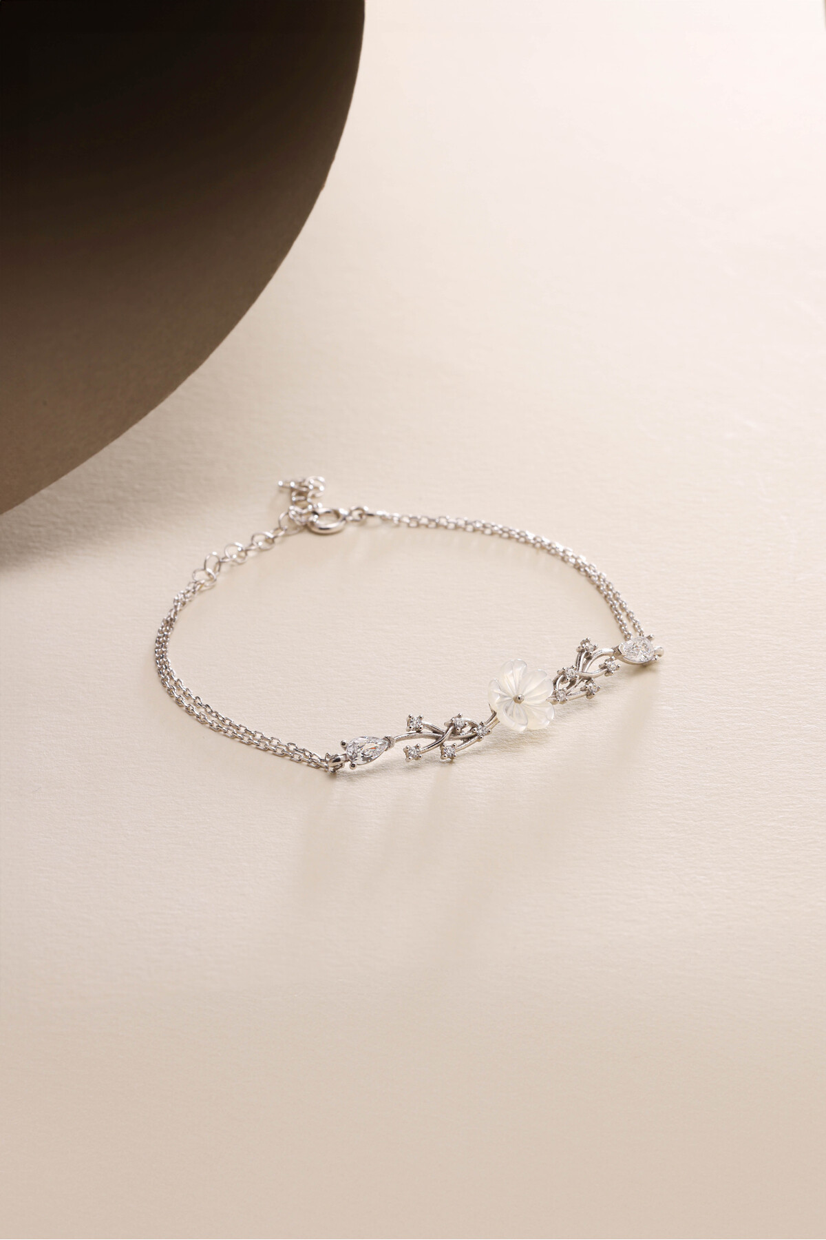Nereze 925 Ayar Gümüş Rodyum Kaplama Bahar Işıltılı Manolya Çiçeği Bileklik - Görsel 2