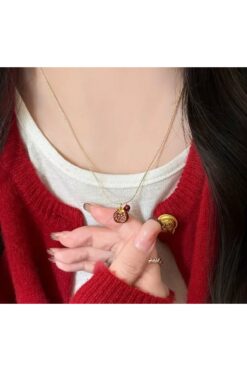 Methera Nar Figürlü Zarif Kadın Kolye – Şans ve Bereket Sembolü