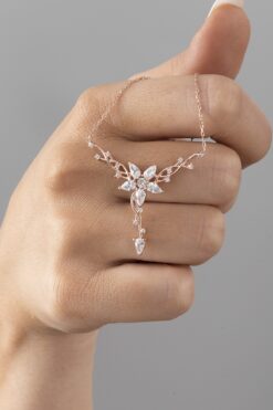 ESSARE 925 Ayar Gümüş Sarmaşıklı Nergis Çiçeği Kadın Kolye