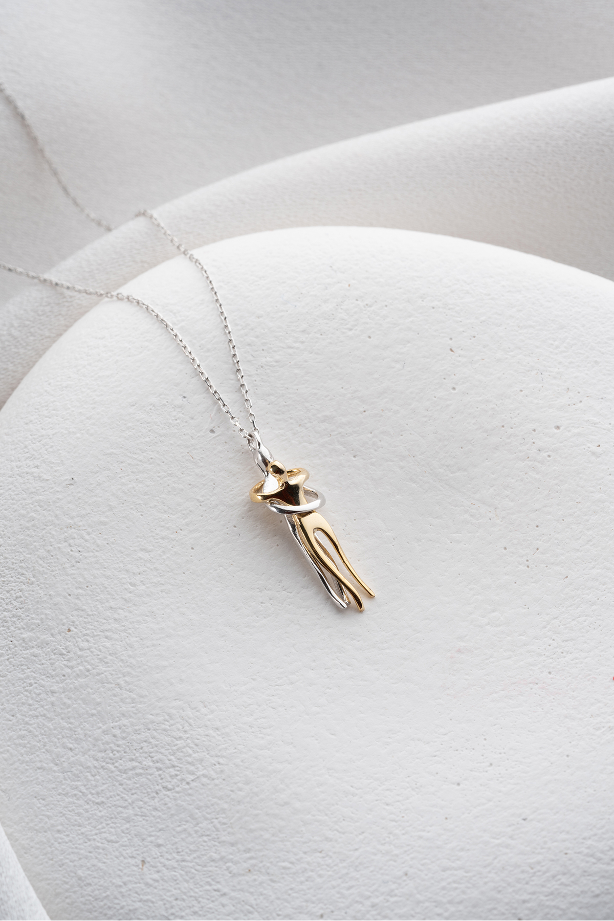 Nereze 925 Ayar Gümüş Birbirine Sarılan Sevgili Aşk Kolye - Görsel 3